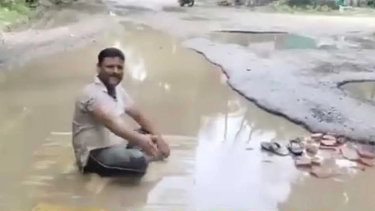 દીકરી રસ્તાના ખાડામાં પડી, પિતાએ તે ખાડાના પાણીમાં સૂઈને ગુસ્સો વ્યક્ત કર્યો, કહ્યું, 'BJP MLA, અધિકારીઓને કહીને થાકી ગયો..'