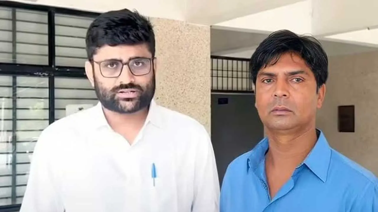 AAP નેતા સાથે CM રેખા ગુપ્તાના હુમલાખોરનો ફોટો બતાવીને BJPએ કહ્યું, કેજરીવાલ જી, 'એ રિશ્તા ક્યાં કહલાતા હૈ?'