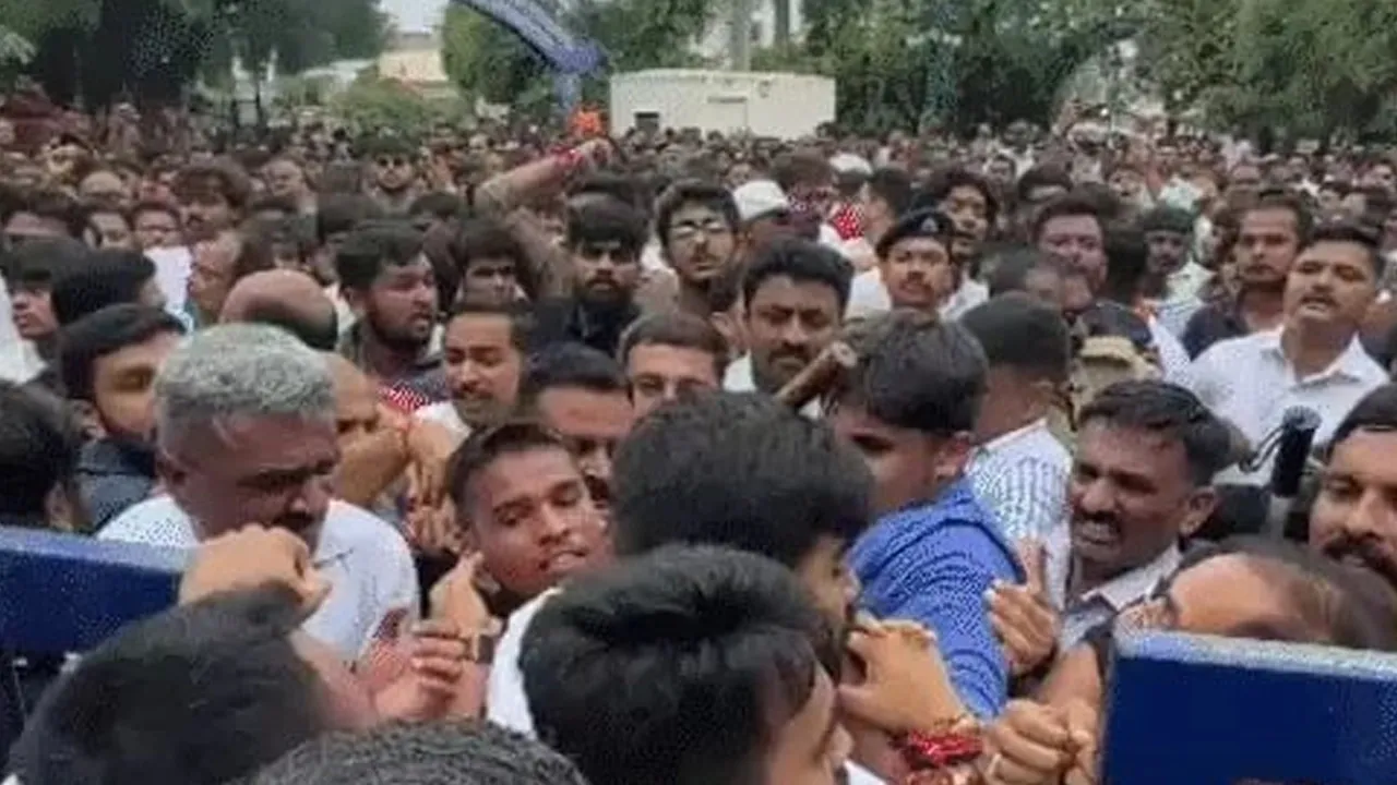 Ahmedabad-Student-Stabbed6 