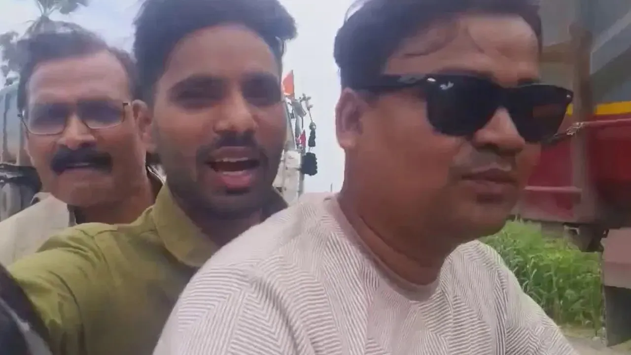 ત્રણ સીટે બાઇક પર નીકળ્યા ભાજપના ધારાસભ્ય, જણાવ્યું-ડબલ એન્જિનમાં કેમ ન બની શક્યો માર્ગ, વીડિયો વાયરલ