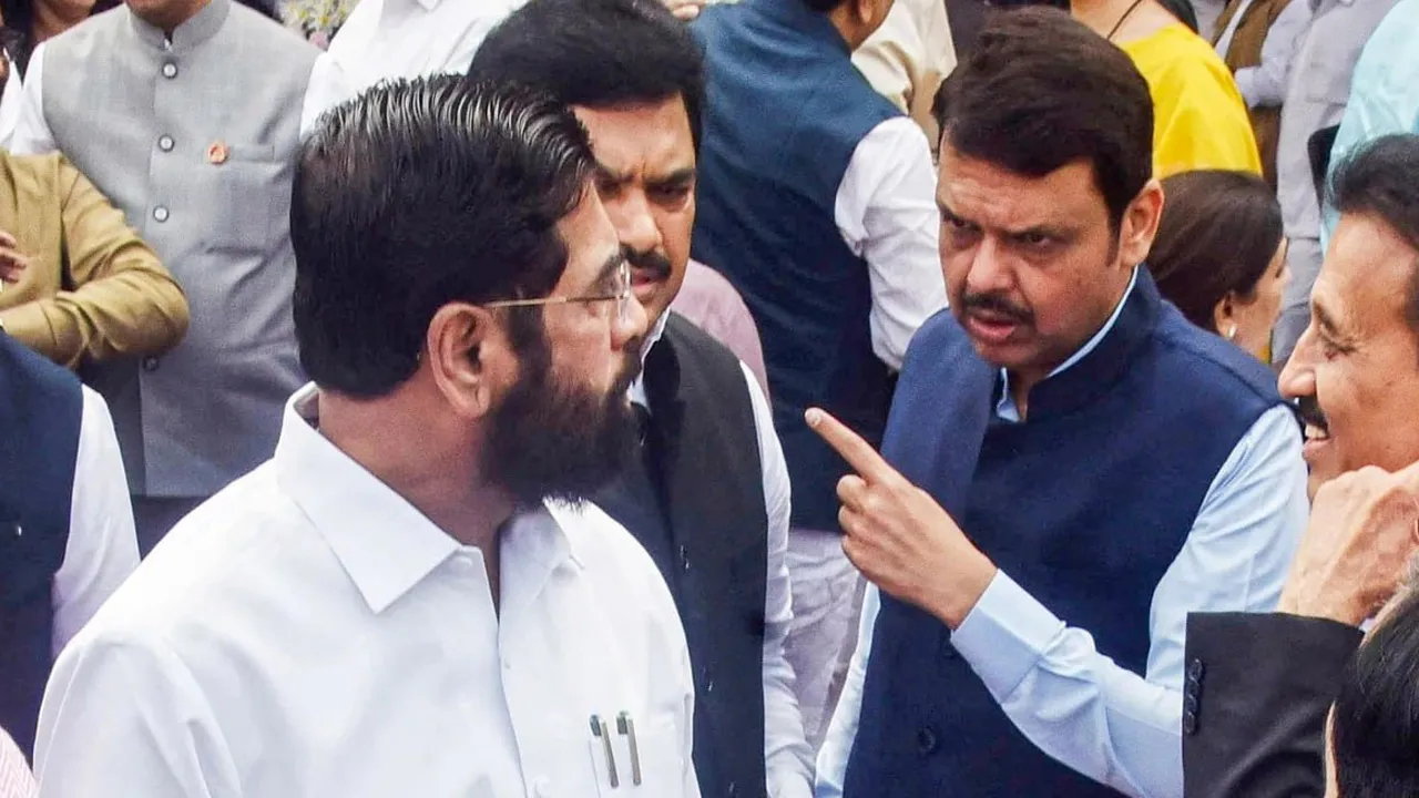 એક સરકારી આદેશથી મરાઠા રાજકારણમાં ફરી ઉથલપાથલ શરુ થઇ ગઈ.. ફડણવીસ-શિંદે સામ સામે