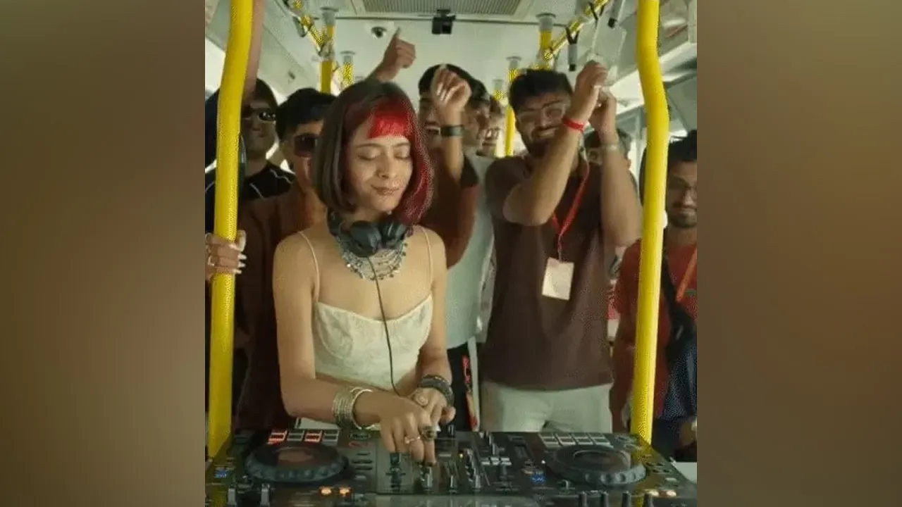 સુરતની BRTS બસમાં ડીજે પાર્ટી કોણે કરી? મુંબઇથી મોડેલ બોલાવવામાં આવી