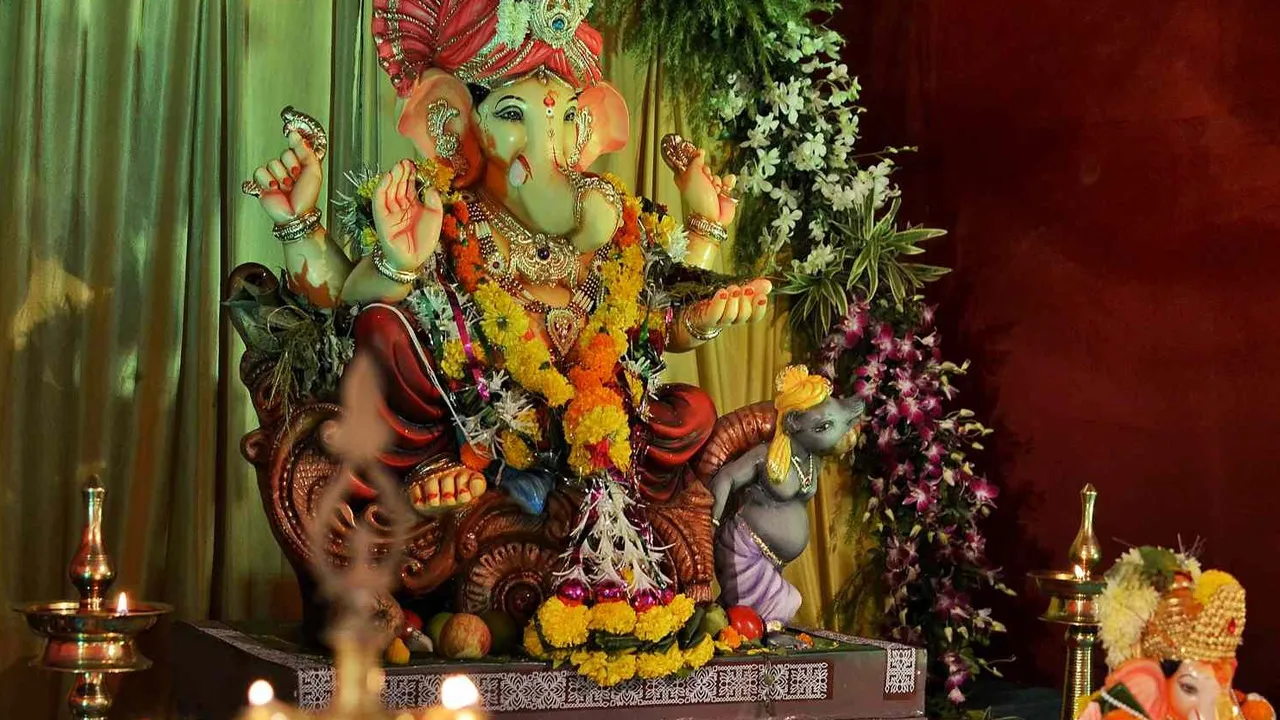 ગણપતિ સ્થાપના માટે શુભ સમય અને મૂર્તિ લેતી વખતે રાખો આ બાબતોનું ધ્યાન  