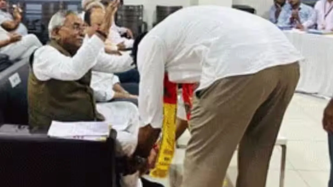 પાટીદારોના કાર્યક્રમમાં ગોપાલ ઇટાલિયા ભાજપના નેતાને પગે પડ્યા 