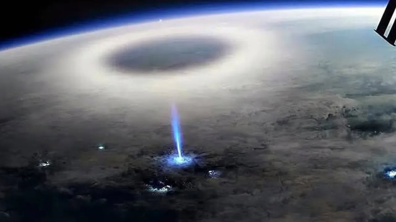 ISS-Astronaut-Blue-Jet3 