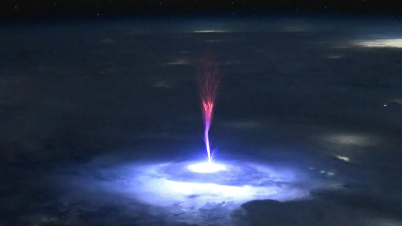 નાસાના અવકાશયાત્રીએ ISS પર રહસ્યમય 'વાદળી જેટ'ના ફોટા શેર કર્યા, તેને જોઈને વૈજ્ઞાનિકો પણ દંગ રહી ગયા