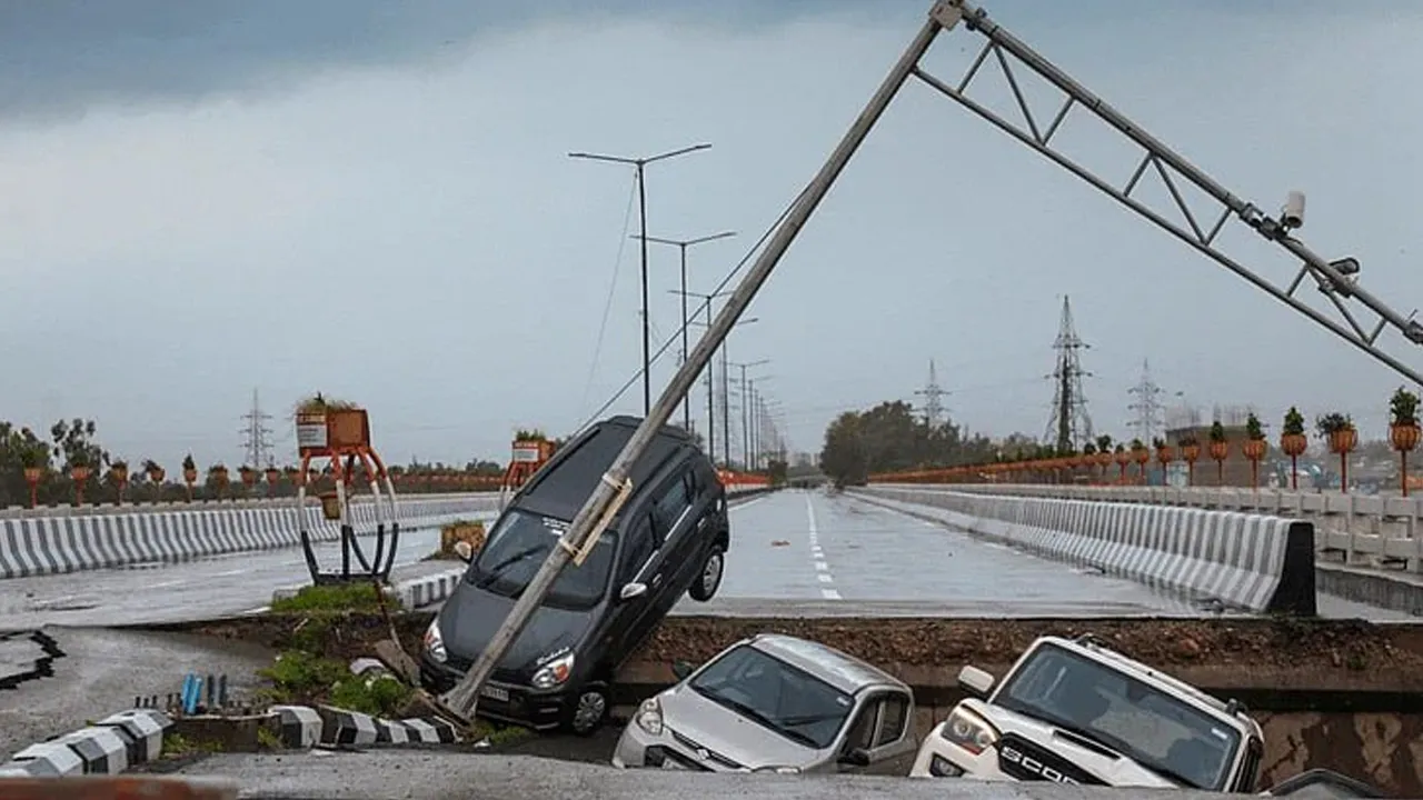 ‘બહાર નીકળો..., બહાર નીકળો...’, ચાલી રહી હતી ગાડીઓ અને અચાનક તૂટી ગયો પૂલ, જુઓ વીડિયો