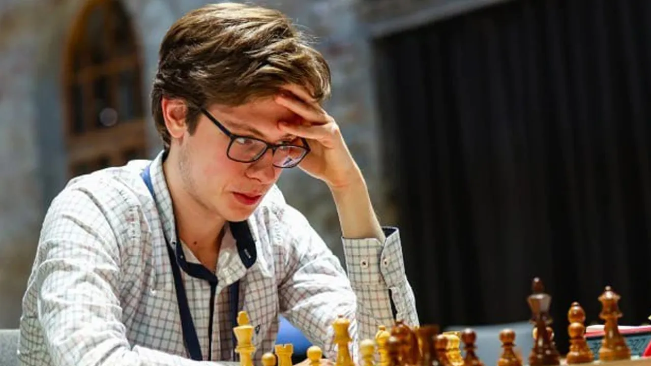 બાથરૂમમાં ફોન છૂપાવતો પકડાયો ચેસ ખેલાડી, લાગ્યો 3 વર્ષનો પ્રતિબંધ, ગ્રાન્ડમાસ્ટરનો ખિતાબ પણ છીનવાયો