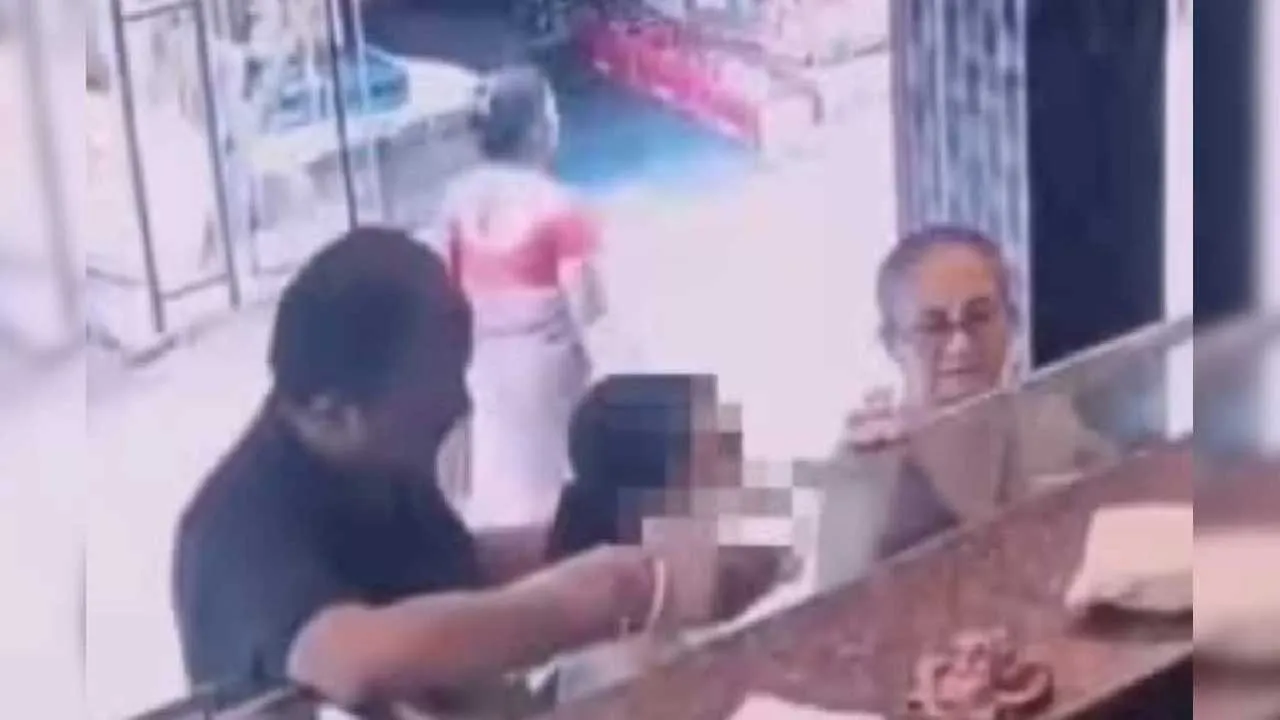 હુગલીમાં મીઠાઈની દુકાન પર સગીર બાળકીને આધેડે કિસ કરી લીધી, વીડિયો વાયરલ થતા ચકચાર