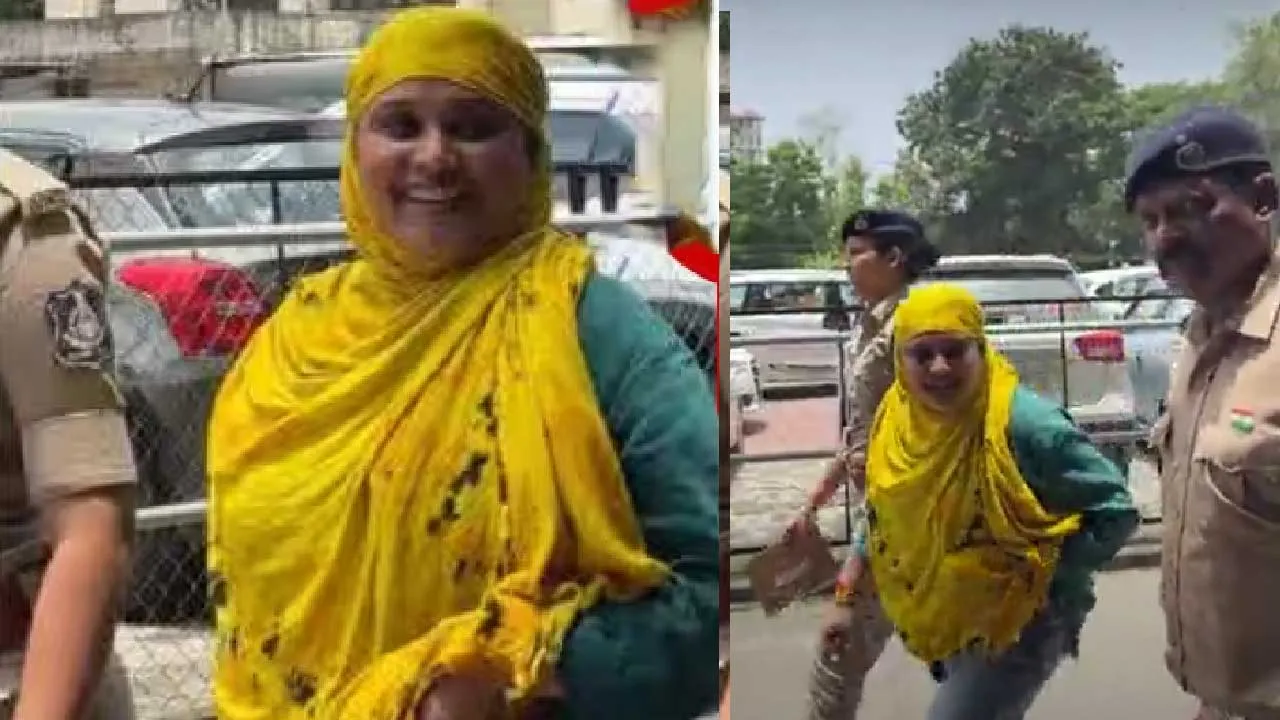 આટલું નફ્ફટ કોઈ કેવી રીતે હોય? કીર્તિ પટેલ કોર્ટમાં મોઢે બાંધીને આવેલી કેમેરો જોતા મોઢું બતાવી હસીને કહે...