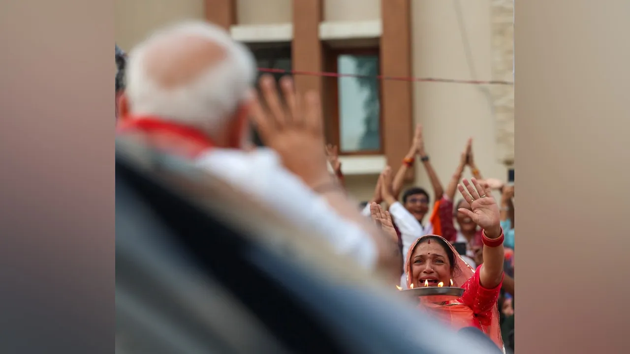 PM મોદીના રોડ શૉમાં હાથમાં આરતીની થાળી અને આંખમાં આંસુ સાથે વિલાસબાએ કહ્યું- 'ઘેરબેઠા ભગવાન આવ્યા'