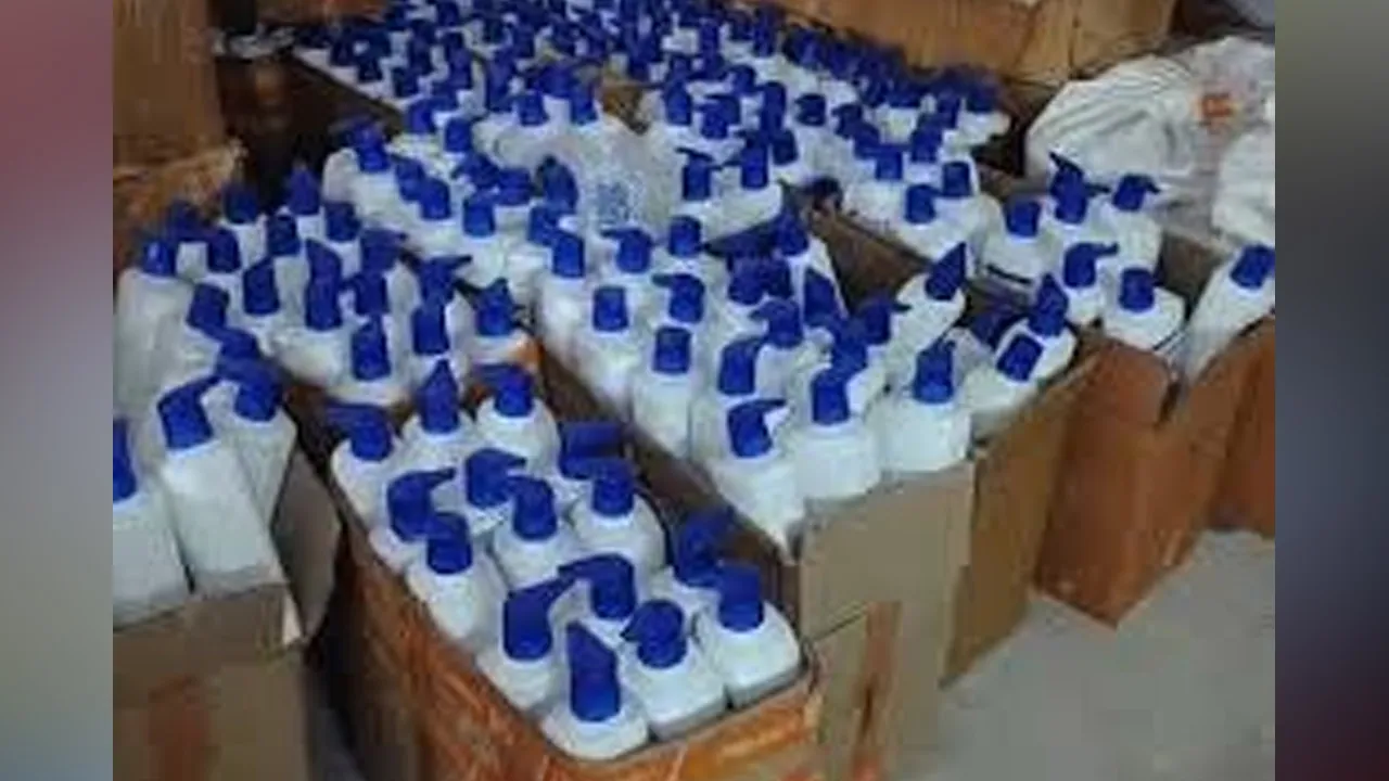 સુરતનો મુકુંદ માવાણી યૂટ્યૂબના વીડિયો જોઈ બ્રાન્ડેડ કંપનીના નકલી શેમ્પૂ બનાવતો