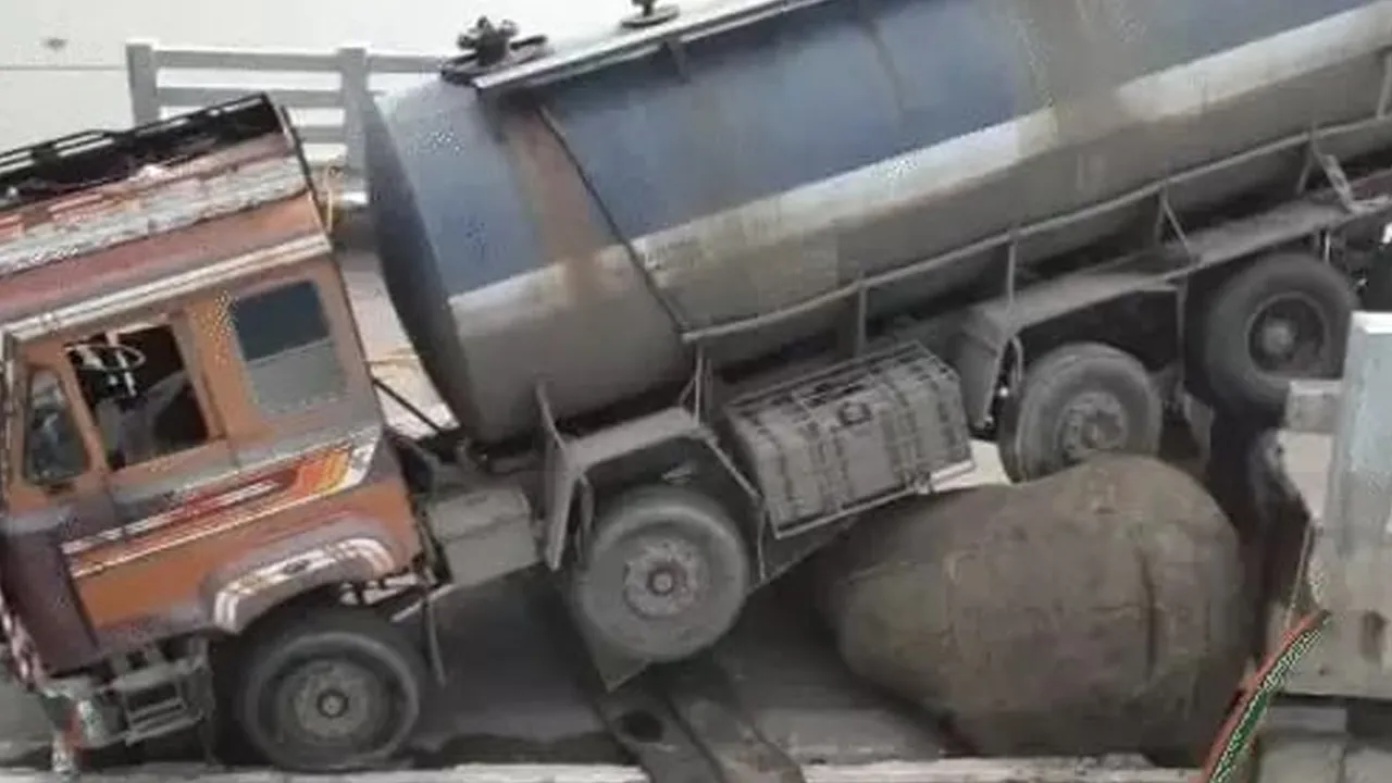 ગંભીરા બ્રિજ પર 27 દિવસથી લટકતા ટ્રકને આ રીતે સ્વદેશી ટેક્નોલોજીથી ઉતારાયું