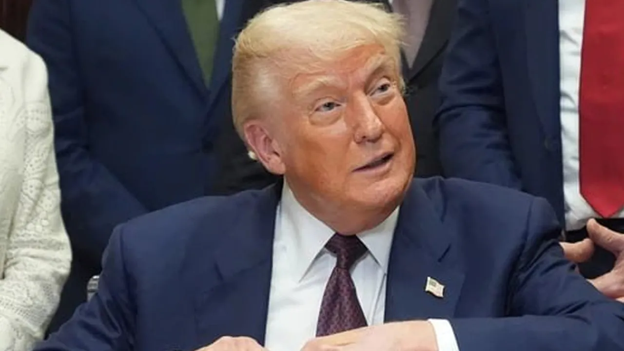 રશિયા પાસેથી સામાન ખરીદવા પર ટ્રમ્પ ફસાઈ ગયા? મોઢામાંથી શબ્દ પણ ન નીકળ્યા; અમેરિકના નેતાએ જ બરાબર સંભળાવી લીધું