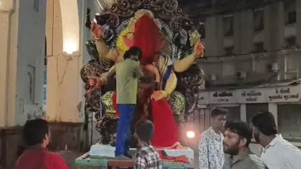 વડોદરામાં ગણેશ મહોત્સવ અગાઉ શાંતિ ડહોળવાનો પ્રયાસ, બાપ્પાની મૂર્તિ પર ઈંડા ફેંકાયા