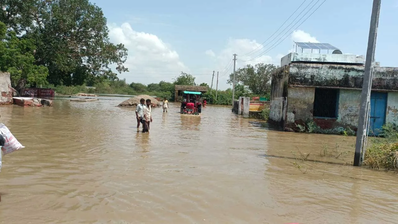 બનાસકાંઠાના આ ગામમાં પાણી હજુ ઓસર્યા નથી, ઘરમાં પાણી, રસોડું બંધ