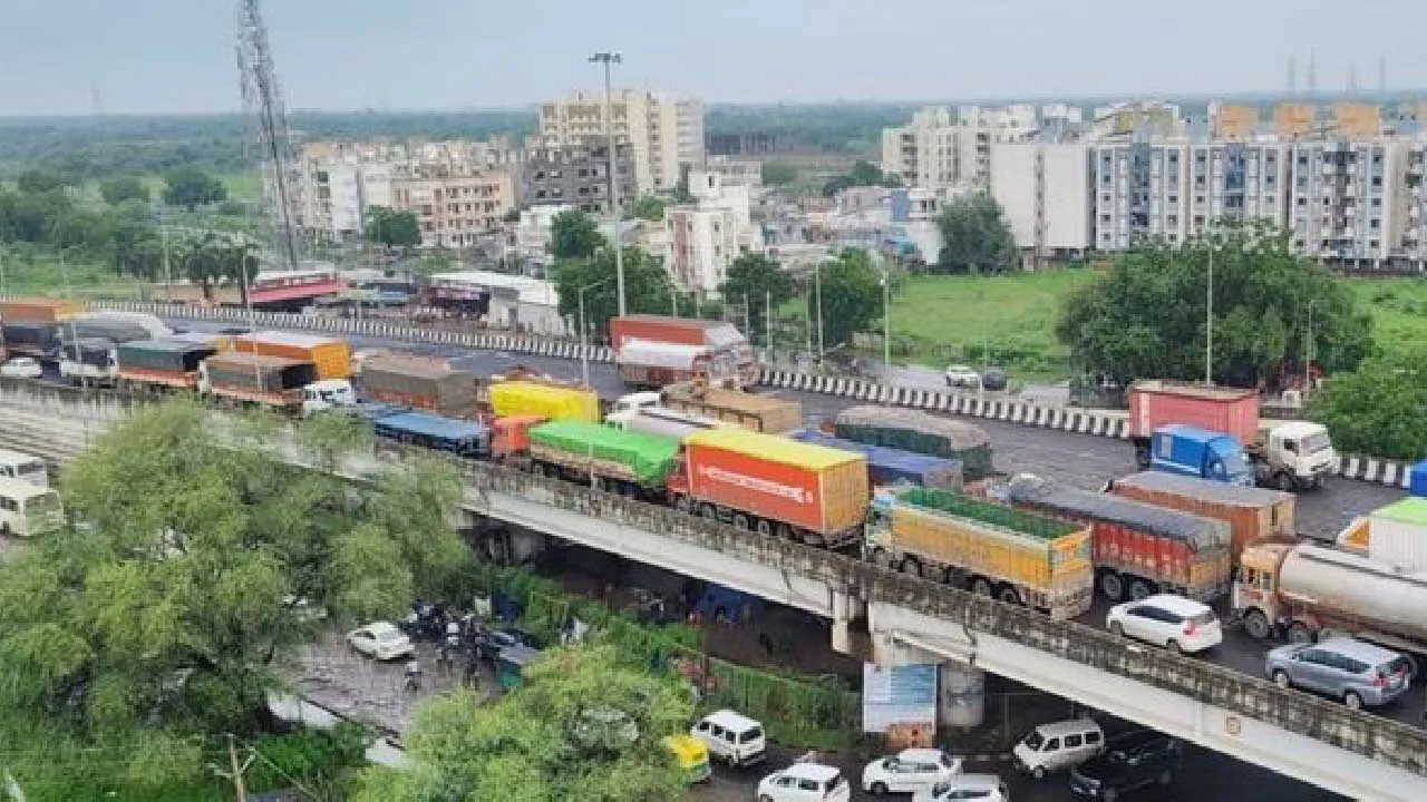 અમદાવાદ-મુંબઈ હાઇવે પર લાંબો જામ ભાજપના નેતાઓને દેખાતો નથી