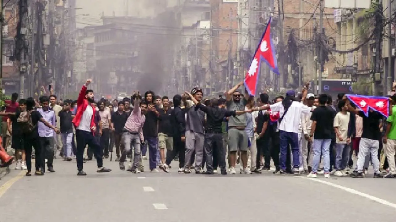 નેપાળમાં GEN-Zએ નેતાઓને દોડાવીને ધોયા, શું ભારતમાં આવું થઇ શકે?