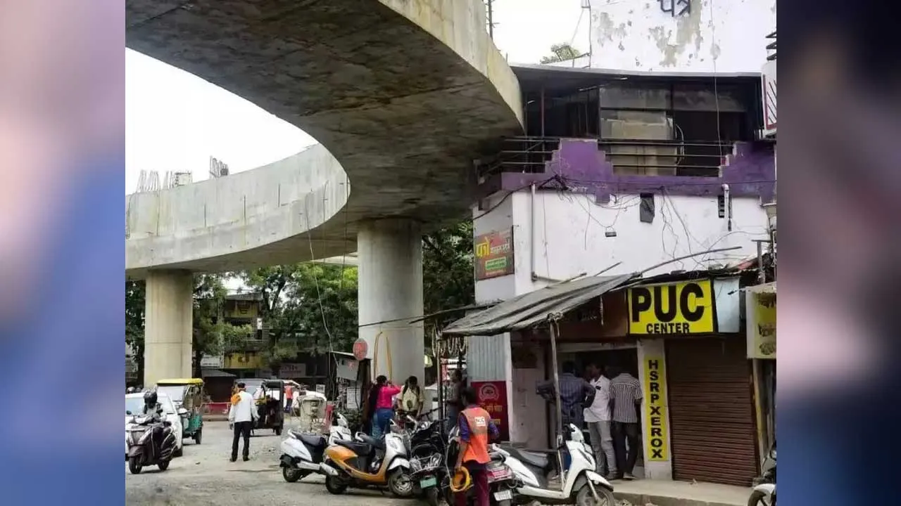 ઘરની બાલ્કનીમાંથી નીકળ્યો ફ્લાયઓવર! તપાસ થઈ ત્યારે ખબર પડી, કોની હતી ભૂલ