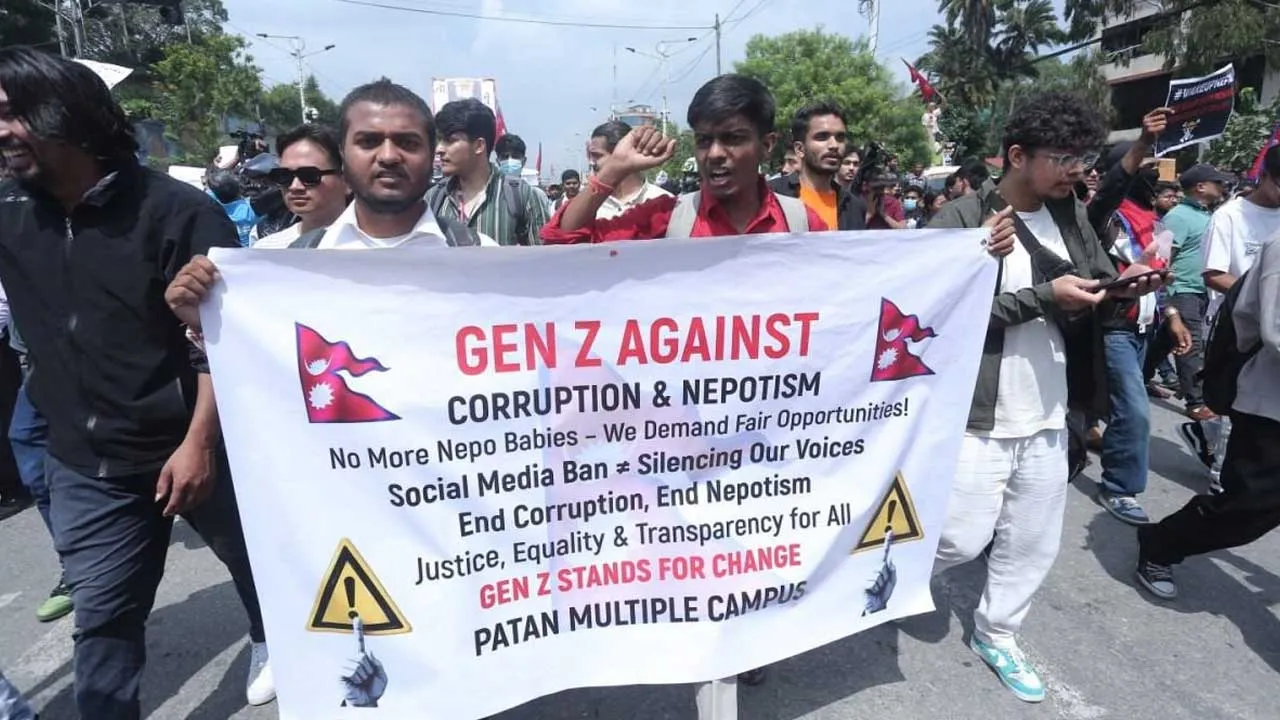 Gen-Z નેપાળની સરકાર સામે રસ્તા પર ઉતર્યા, સંસદ ભવનમાં ઘૂસી ગયા, તોડફોડ-આગચંપી, 9ના જીવ ગયા, મુદ્દો સોશિયલ મીડિયા