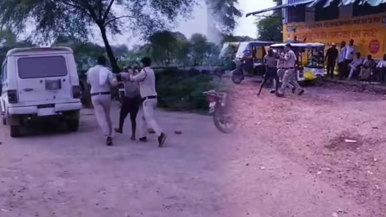 યુરિયા માટે કલાકો સુધી લાઇનમાં ઊભો રહ્યો ખેડૂત, નંબર આવતા 5 બેગ ખાતર માગ્યું તો પોલીસે ઢોર મા*ર માર્યો