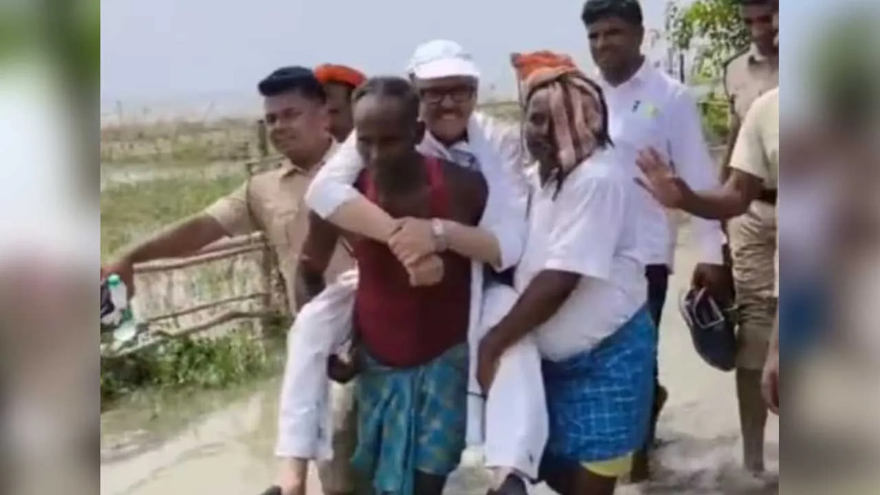 સાંસદ સાહેબ પૂરગ્રસ્ત વિસ્તારની મુલાકાતે ગયા, કાદવ-કીચડવાળા રોડ પર ગામ લોકોના ખભા પર ચઢી ગયા