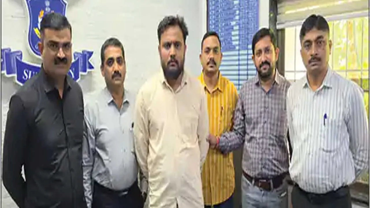 સુરતમાં 10 વર્ષથી ચાલતી નકલી વિઝા ફેક્ટરીનો પર્દાફાશ- મુખ્ય સુત્રધાર પ્રતીક શાહ પકડાયો