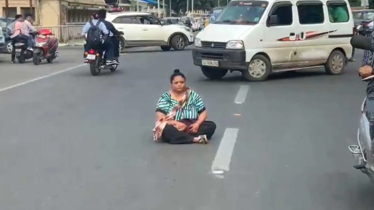 પાણીપુરી માટે સત્યાગ્રહ! 2 નંગ ઓછા મળતા રસ્તા પર જ બેસીને વિરોધ કરવા લાગી મહિલા