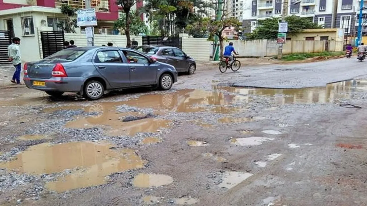 મુખ્યમંત્રીએ રસ્તાઓની હાલત જોઈને અધિકારીઓને ખખડાવી નાખી કહ્યું- 'લોકો કેટલા પરેશાન થાય છે તે તમને દેખાતું નથી?'