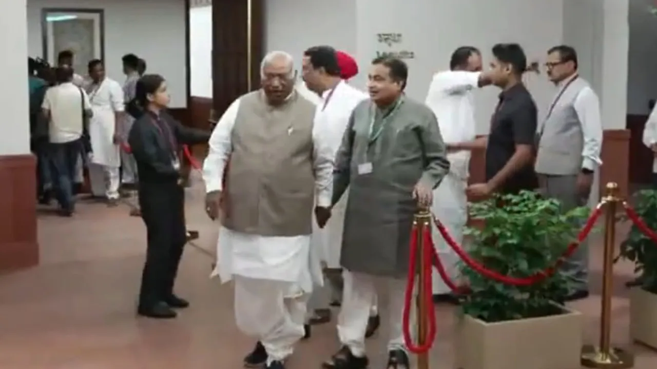 ખડગે અને ગડગરીની મિત્રતાની ચર્ચા! હાથોમાં હાથ નાખીને મતદાન કરવા પહોંચ્યા બંને નેતા; કોંગ્રેસ બોલી- ‘મોદીને આવી રીતે..’