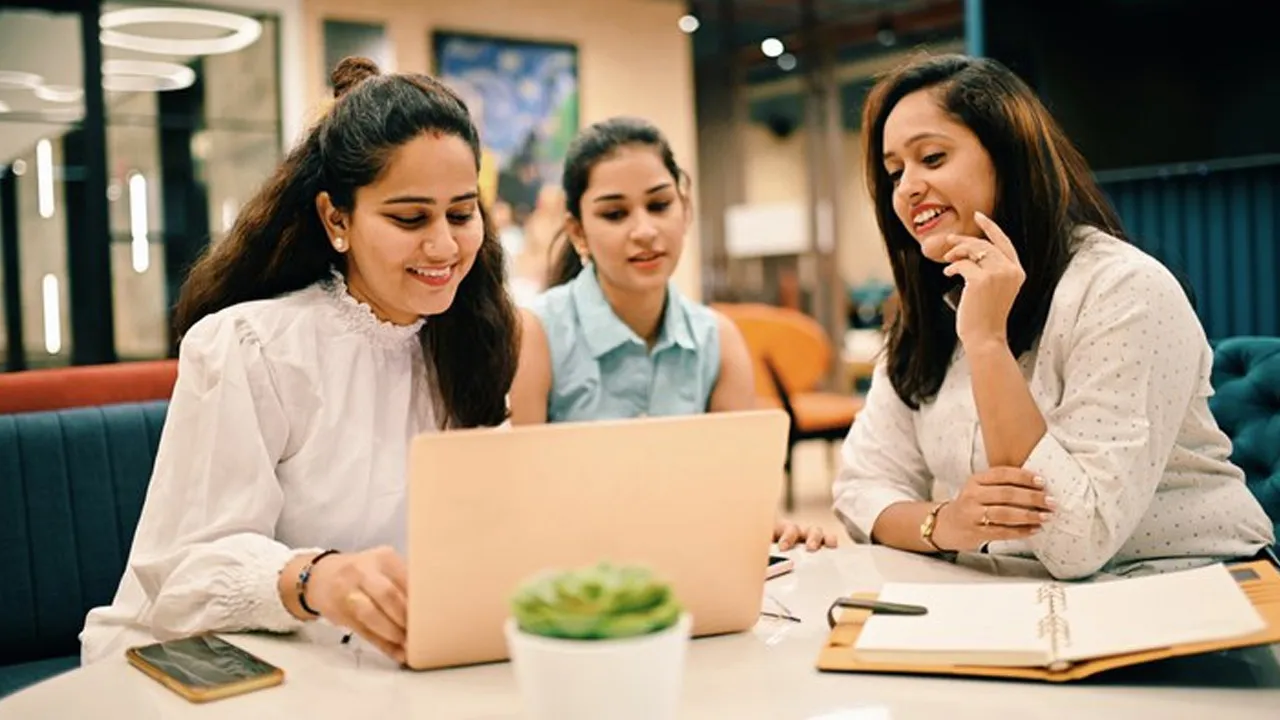 ગુજરાત સરકારે ફેક્ટરી કામદારોના કલાકો 12 સુધી વધાર્યા, પણ શું આના માટે પૈસા વધુ મળશે?