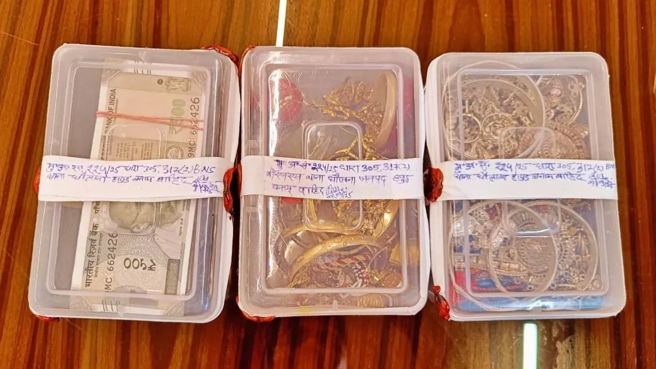 Hapur-Wife-Stole-Rupees-Jewellery1 