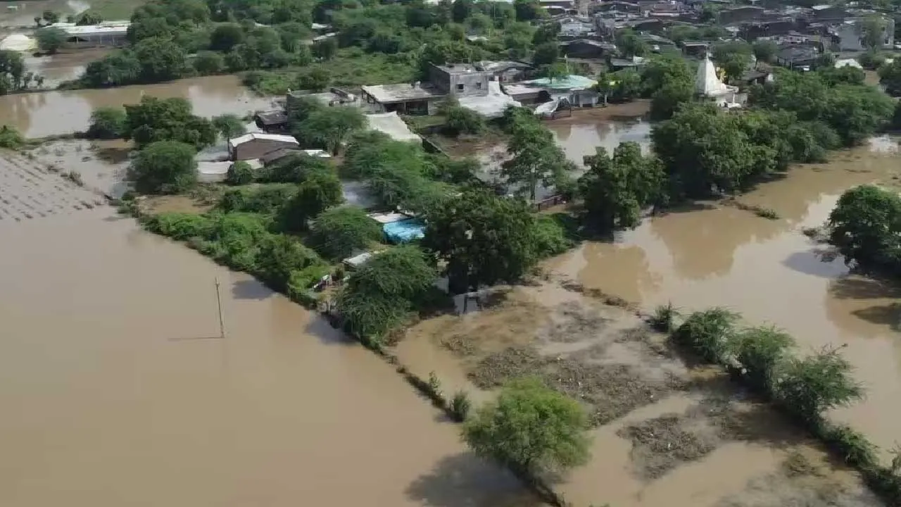 ખેડા: સાબરમતી નદીના પૂરથી જળબંબાકાર, એક આખું ગામ ડૂબી ગયું