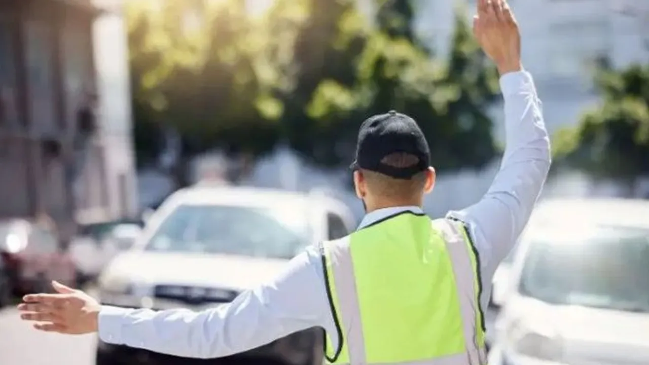 દા*રૂ હેરાફેરીમાં પકડાયેલા કિશોરને જેલ નહીં, ટ્રાફિક કંટ્રોલ કરવાની અનોખી સજા