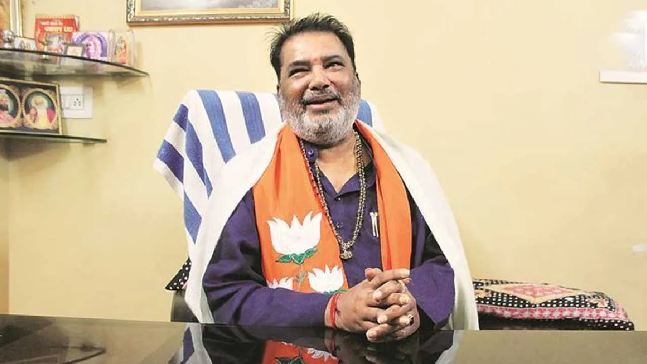 કોળી સમાજના કદાવર નેતા પરસોત્તમ સોલંકીની મંત્રીમંડળમાંથી બાદબાકી કરવાની કોઈની હિંમત નથી થઈ