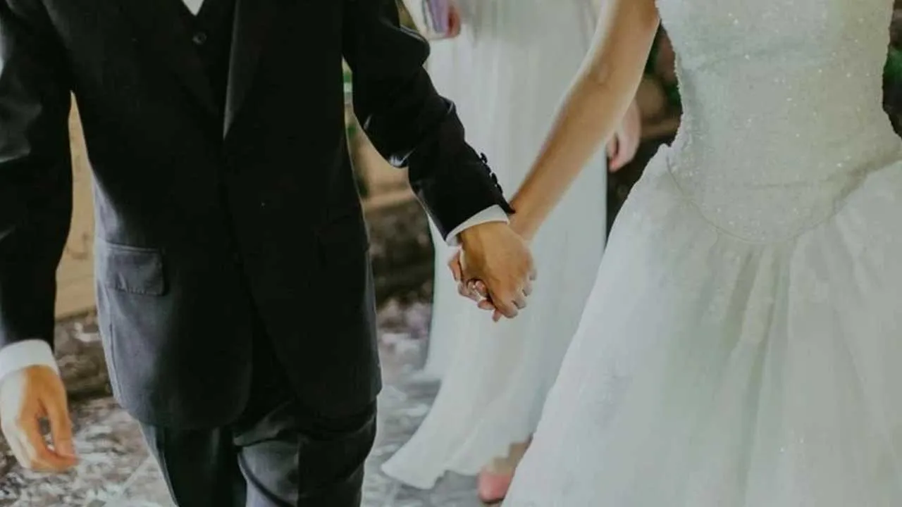 છોકરીએ સગાઇ તોડી નાખી! પણ 'લગ્નની રકમ'માંથી અમુક રકમ 'ગળે મળવાની ફી' તરીકે રાખી