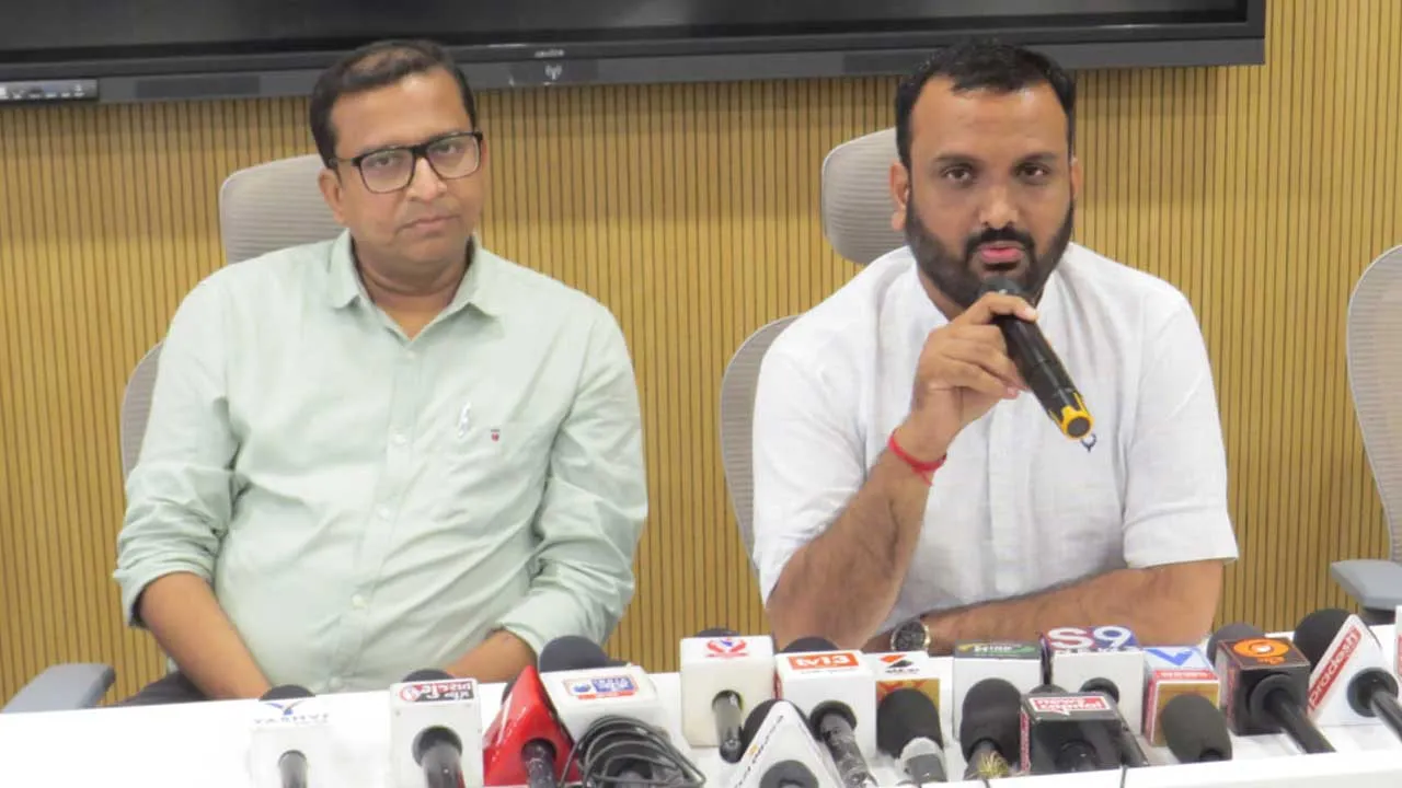 સુરતના ઉદ્યોગપતિ પિયુષ દેસાઈનો સંકલ્પ, 21000 દીકરીઓને મળશે રૂ. 7500ની શૈક્ષણિક સહાય