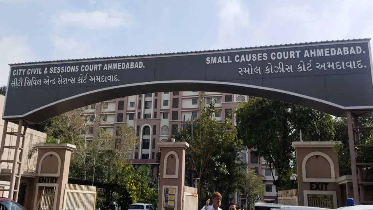 અમદાવાદમાં જજે કેસનો ચુકાદો આપ્યો કે તરત અપશબ્દો કહી તેમના પર બુટ ફેંકાયું, પણ તેમણે...