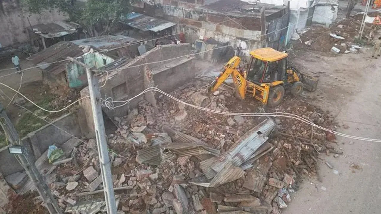 ગાંધીનગરમાં ગરબા પર પથ્થર ફેંકવાનીની ઘટના  બાદ 190 દુકાનો પર બૂલડોઝર ફેરવી દેવાયું