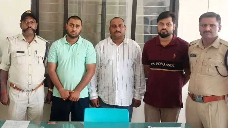 મુખ્ય સચિવ તરીકે ઓળખ આપીને કલેક્ટરને આપી મહત્વની સૂચનાઓ, પોલીસે છેતરપિંડી કરનારા પિતા-પુત્ર સહિત 3ની ધરપકડ કરી