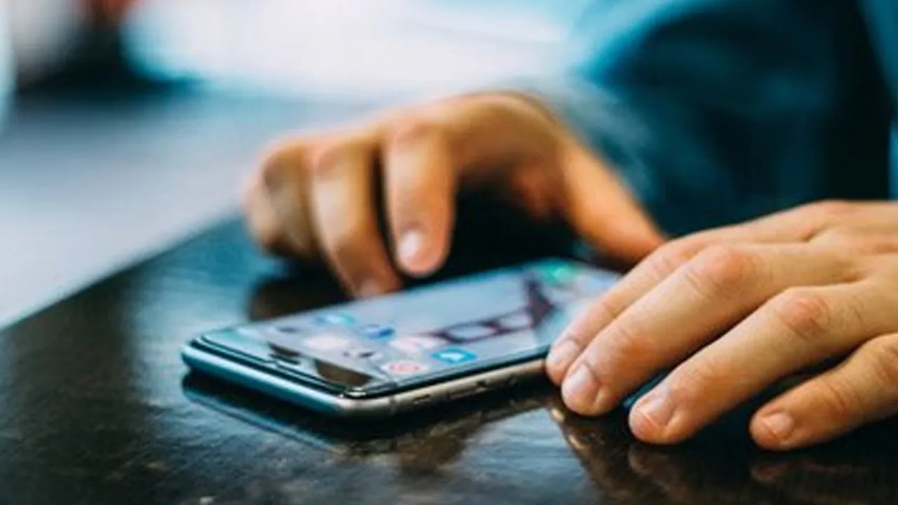 એર ઇન્ડિયાનો એક એન્જિનિયર ચોરાયેલા મોબાઇલ ફોનના ભાગો ખરીદતો અને વેચતો હતો; પોલીસે  263 ફોન સાથે કરી ધરપકડ 