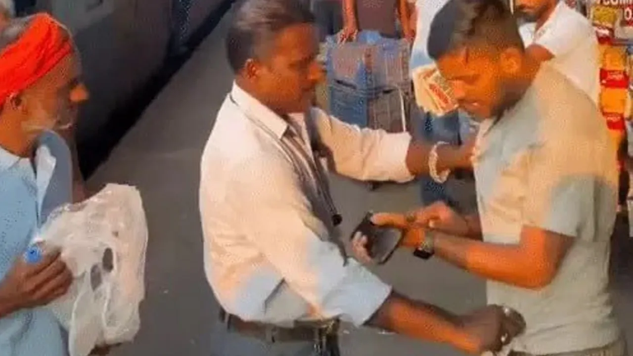સ્ટેશન પર ખરીદેલા સમોસાનું UPI પેમેન્ટ ફેલ જતા વિક્રેતાએ મુસાફરને કોલર પકડી ટ્રેનમાંથી ઉતારી દીધો, મોંઘી ઘડિયાળ લઈ લીધી