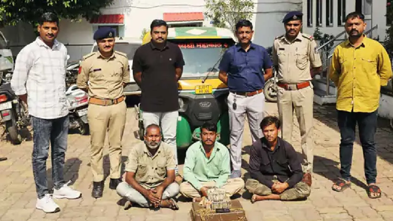 અસલી સોનું બતાવીને નકલી પધરાવતી ગેંગના 3 રાજુલામાં પકડાયા