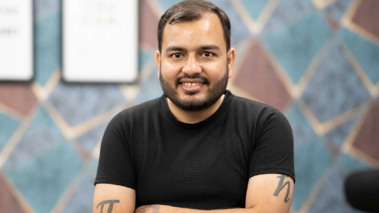 એક શિક્ષકનું ઘર,સ્કુટર બધું વેચાઇ ગયેલું પણ, આજે શાહરૂખ કરતા વધારે રૂપિયા છે