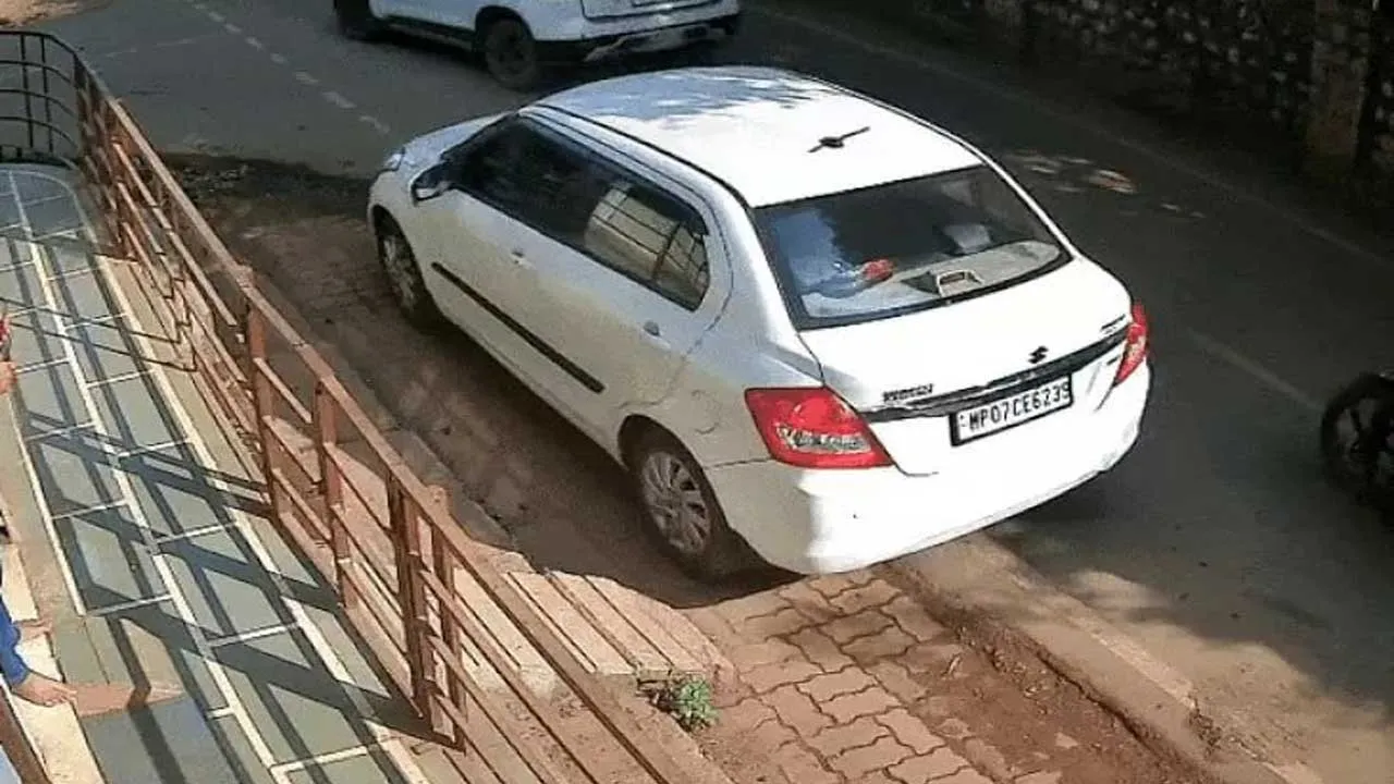 એક વ્યક્તિ કારમાં આવ્યો અને વકીલની ઓફિસ બહારથી અખબાર ચોરી ગયો! 