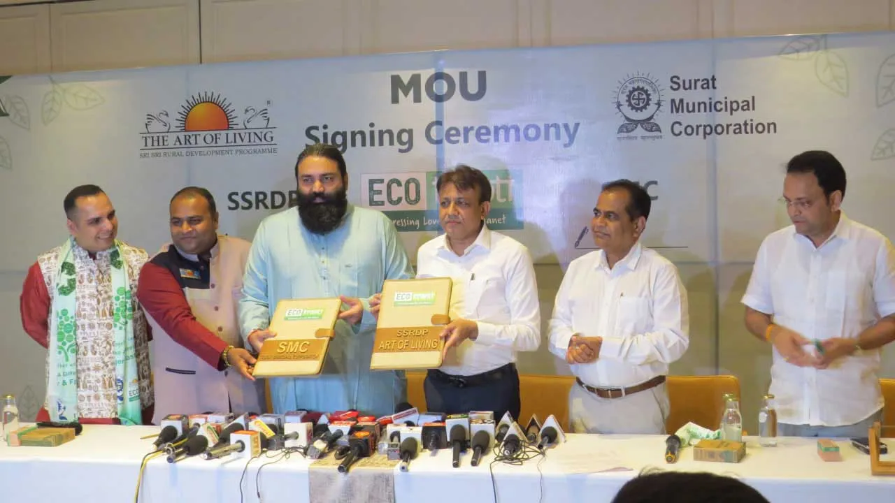 સુરતમાં શ્રી શ્રી રવિશંકરના માર્ગદર્શન હેઠળ સિંગલ યૂઝ પ્લાસ્ટિક મુક્ત ગ્રીન મિશનની શરૂઆત