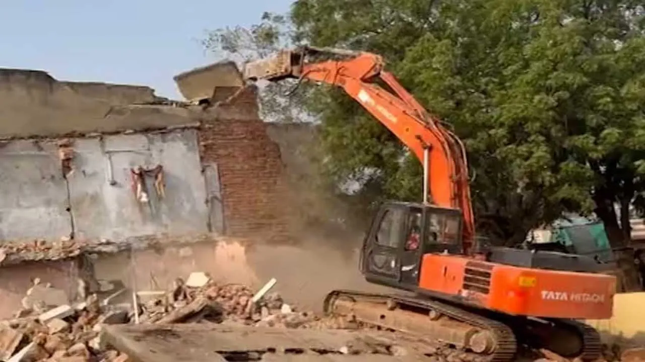 અમદાવાદમાં ગેરકાયદેસર દબાણો પર તંત્રની લાલ આંખ, 20થી વધુ JCB કામે લાગ્યા