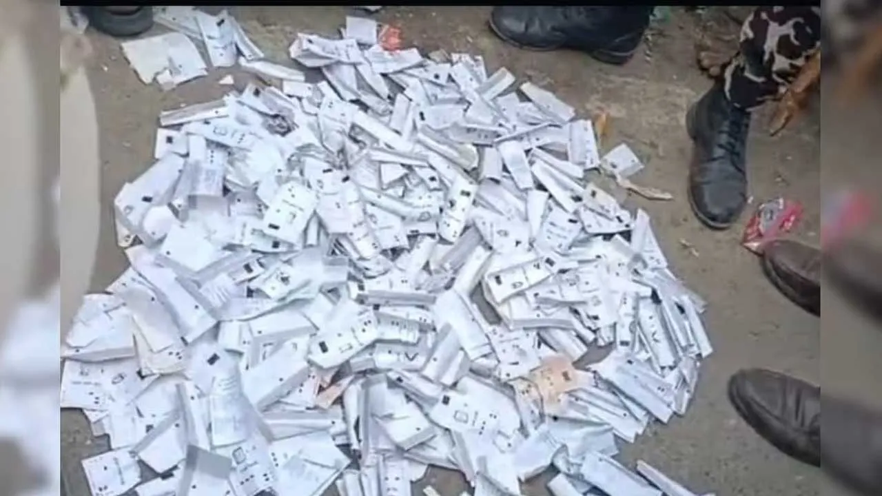 બિહારમાં રસ્તા પર કચરાના ઢગલામાં મળી આવી VVPAT સ્લિપ! ARO સસ્પેન્ડ, ચૂંટણી પંચે આપ્યો આ આદેશ