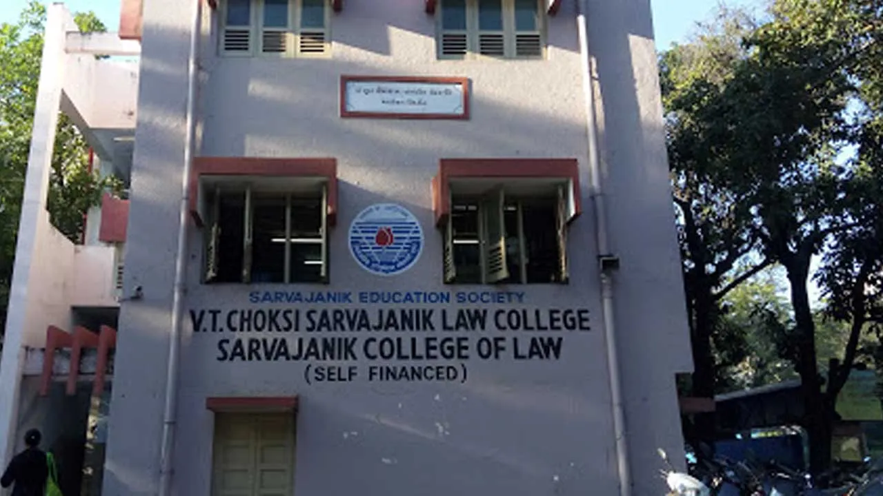 વી. ટી. ચોકસી સાર્વજનિક લો કોલેજ સુરતની સિદ્ધિ 