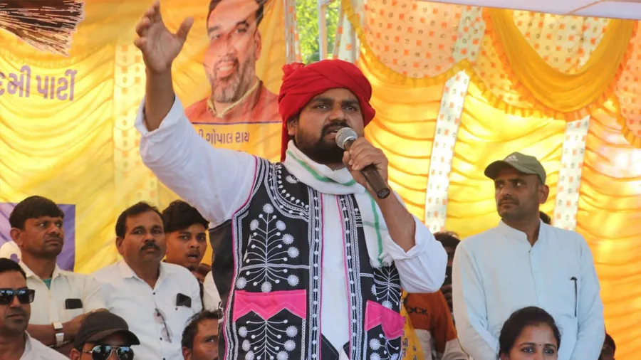 ચૈતર વસાવાની હાજરીમાં ભાજપના 5000 અને કોંગ્રેસના 3000 જેટલા કાર્યકરો AAP સાથે જોડાયા